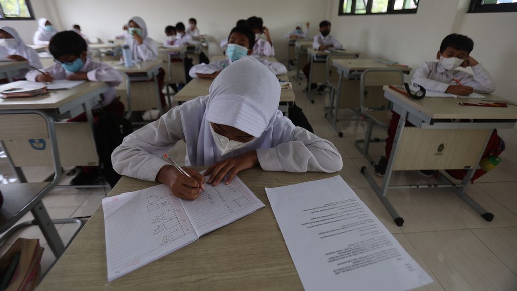 Batuk Kering dan Nyeri Tenggorokan Terbanyak Dikeluhkan, Segera Periksa  Covid-19 - Kompas.id