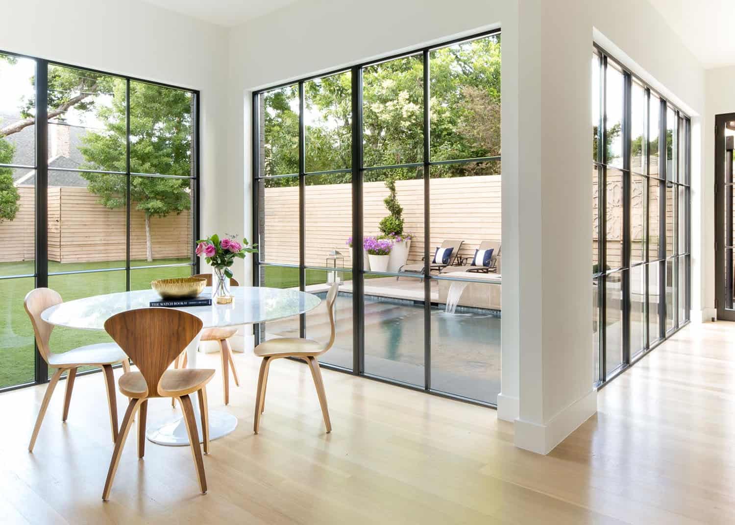 California-modern meets Texas in this absolutely gorgeous Dallas home